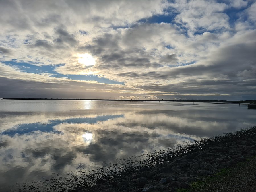 Stil water met de wolken erin weerspiegeld