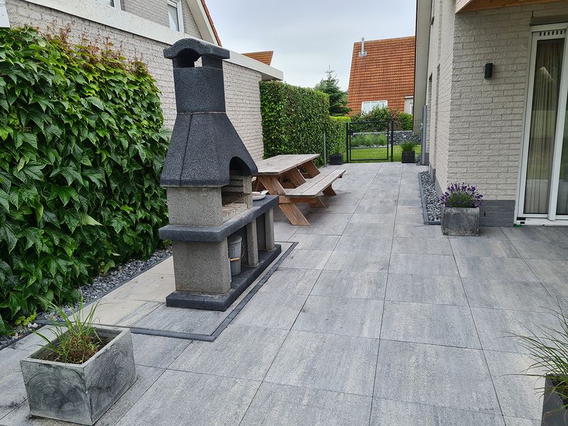 De buitenhaard met picknicktafel