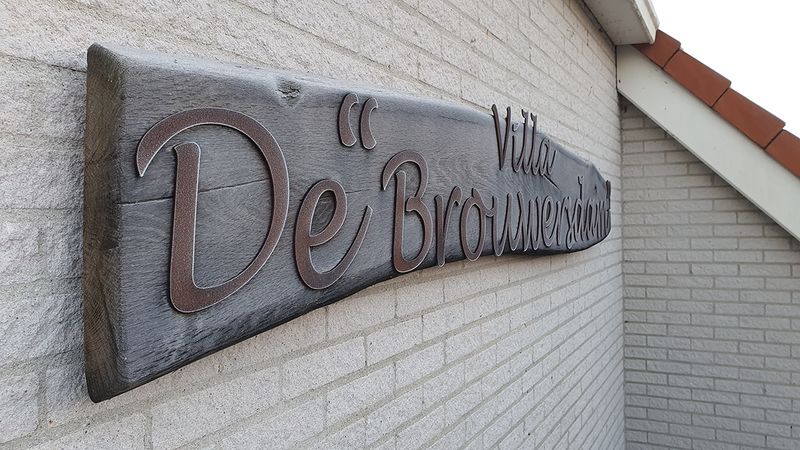 Het naambord aan de gevel