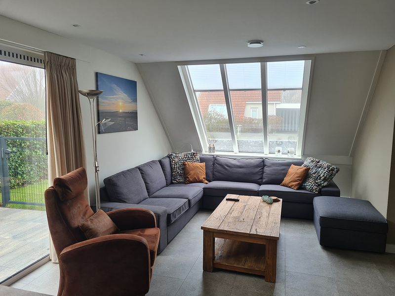 De woonkamer met ruime zithoek