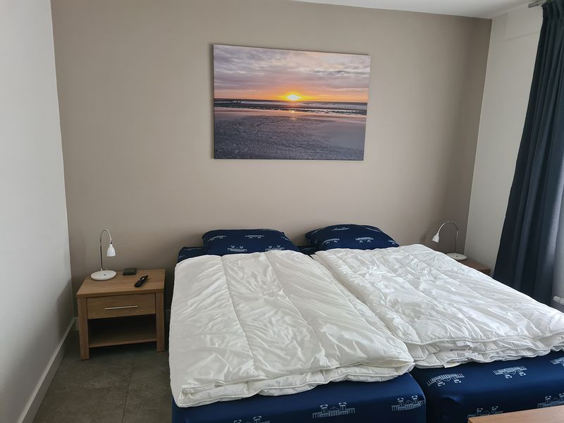 Slaapkamer met twee bedden tegen elkaar
