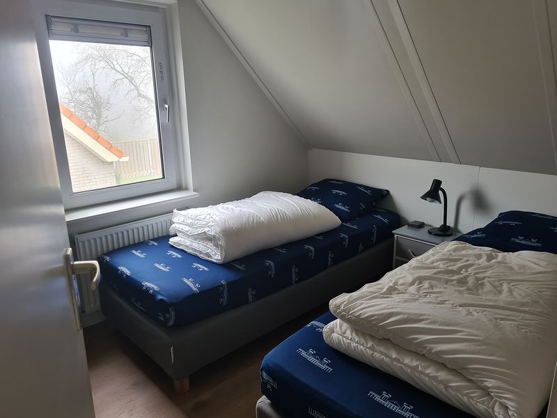 Slaapkamer met twee eenpersoonsbedden