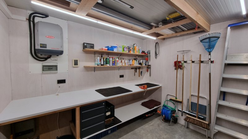De schuur met werkbank