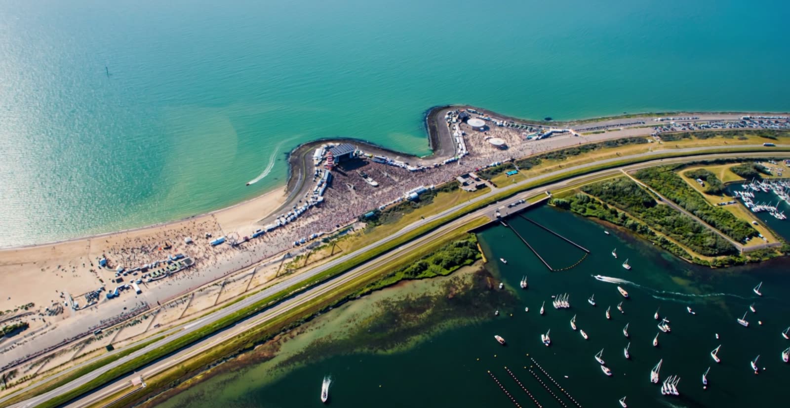 De Brouwersdam vanuit de lucht