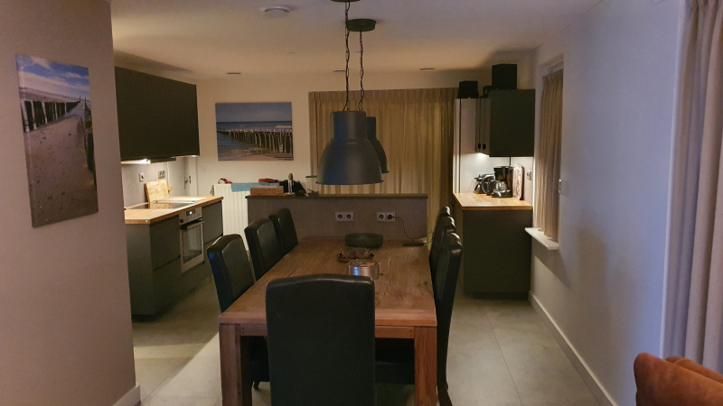Keuken en eethoek in de avond