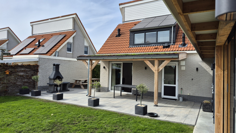 Het terras en de omheinde tuin